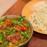 小炒肉拌刀削面/唐辛子と牛肉あんかけ刀削麺(激辛)(天山見・西北本場料理店・刀削麺(HalalaFood))
