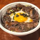 トロ玉ハラミ丼（やきにく荒ちゃん）