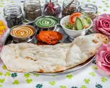 Bセット(選べるカレー2品+ナン+サラダ+チキンティッカ)(インドネパール料理ファミリーキッチン)
