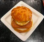 ランチョンミートと目玉焼き入りパイナップルパン（香港傳奇 浅草店）