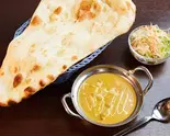 【スタンダードカレーと焼きたてナン・ミニサラダ】Aセット A Set（MALIKA井土ヶ谷店）