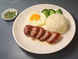 目玉焼きと直火焼チャーシューライス（香港傳奇 浅草店）