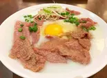 お粥・生卵と牛肉入り（香港傳奇 浅草店）