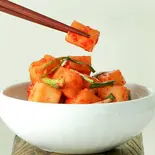 カクテキ Daikon Kimchi（韓国家庭料理フルハウス）