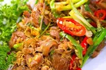 山羊肉のレモングラス炒め（キムソンクアン）