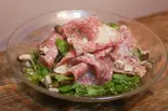 ミラノサラミとキノコのオーガニックサラダ レモンとアンチョビのドレッシング Salami and mushroom salad（Big Smile Labo＆Catering 西荻窪店）