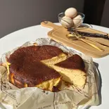 【絶品】半生バスクチーズケーキ 1 (1/6カット)（銀座緑花堂 徳川店）