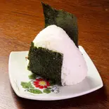 只見産一等米コシヒカリの塩むすび（焼鳥なべちゃん新宿三丁目店）