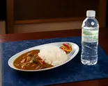 じっくり煮込んだチキンカレーミネラルウォーターセット（花もん）