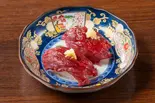 馬刺し赤身寿司 2貫 Lean Horse Meat Sushi (2 Pieces)(博多でべそ 品川フロントビル店)