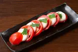 トマトと長芋のカプレーゼ Tomato & Yam Caprese(博多でべそ 品川フロントビル店)
