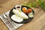 純白のオムライス・カニクリームコロッケセット(キッチン大宮マークイズみなとみらい店)