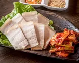 蒸し豚 Steamed Pork Slices（鉄板居酒屋 粉武士）