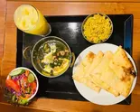 ガーリックバターチキンカレー チーズナンセット Garlic butter with bone one curry cheese nan set（NAMASTE ASIAN KITCHEN AND HALAL SHOP）