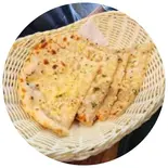 ガーリックチーズナン Garlic cheese nan（NAMASTE ASIAN KITCHEN AND HALAL SHOP）