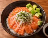 アボカドサーモン丼(かずまゆ食堂)