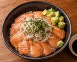 アボカド炙りサーモン丼(かずまゆ食堂)