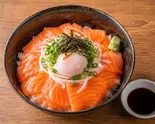 温玉サーモン丼(かずまゆ食堂)