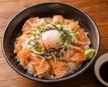 温玉炙りサーモン丼(かずまゆ食堂)