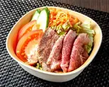 自家製黒毛和牛のローストビーフサラダ（鉄板ビストロGT）