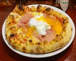 とろ～り半熟卵と生ハムのビスマルク（ナポリピザBasil 上板橋店）