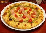 バジルソースのトマトと生ハムのピザ（ナポリピザBasil 上板橋店）