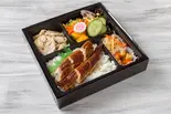 【彩り豊かで野菜豪快】ウナギ照り＆選べる副菜鶏＆彩り豊かで野菜弁当 2380円（シルクロード弁当屋(薬膳メニュー着きます)）