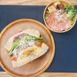 【人気No.1】ほろほろ牛すじ＆たっぷりビーフのトマト煮込みのサンドイッチと選べるサイドメニューのセット（17sandwiches王子店）