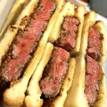 極厚和牛の「牛ぎゅっ！と」サンド（築地ワインスタンド88）