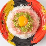 ネギトロ2倍増量、酢飯大盛まで同価格！海鮮ユッケ丼（海のユッケ丼 魚市 長居店）