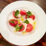 イタリア産水牛モッツァレラチーズとトマトのカプレーゼ(トラットリア アズーリ 神楽坂店)