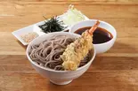 エビ天もりそば(なぜ蕎麦にラー油を入れるのか。渋谷店)