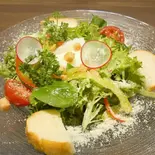 彩々野菜と半熟玉子とパンチェッタのシンプルシーザーサラダ（うまいものDining 我流）