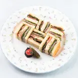 ローストビーフと彩り野菜のサンドウィッチ（カフェ ロッビア）