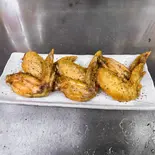 秘伝の手羽先唐揚げ！(6本盛り)（カドクラ商店荏原町）