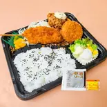 Fセット 豚玉ねぎ串カツとカニクリームコロッケと若鶏もも唐揚げ（あげまる）