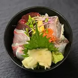 日替わり丼 / Daily Special Rice Bowl（【海鮮丼×焼肉弁当】よろず屋）