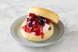 スフレパンケーキサンド(韓国グリークヨーグルトベリー)	Greek Yogurt Berry Cream（しっとりパンケーキ 恋するスフレ 南6条西）