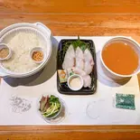 【温】真鯛＆かんぱちの2色茶漬け(ご飯220g)（寿司割烹山水）