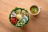 【低脂質】クール・エスニックサラダボウル＆ヘルシー野菜スープセット（チョップドサラダ専門店 フィットグリーン 恵比寿 Chopped Salad FitGreen Ebisu）