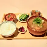 豚汁付き贅沢おばんざい弁当（梅と蜂）