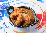 カキフライと発酵牛すじカレー（発酵と燻製酒場 金魚）