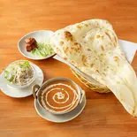 バターチキンカレーとナンセット(サラダ、チキンティッカ)（ニュー マリカ）