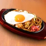 牛ホルモン焼きそば【目玉焼き】(麺345g)（屋台焼きそば 三代目なにわ軒 博多店）