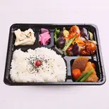 ナスと鶏肉の甘酢あん弁当（まるべん）