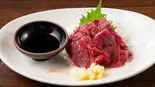 馬刺し赤身 Lean Horse Meat Sashimi(博多でべそ 品川フロントビル店)
