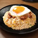 牛中落ちカルビチャーハン 目玉焼き≪2486≫（チャーハン 皇王 博多店）