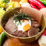 【温玉のせ】こだわり赤身のハラミ丼（本気のハラミ丼＆カルビ丼 焼肉じゅじゅ庵 京橋店）