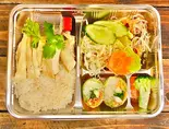 カオマンガイ弁当(チキンライス弁当)ข้าวมันไก่เบนโตะ(生春巻きと春雨サラダ付き)（プロォーイタイ料理）