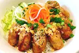 ブンチャージョー(揚げ春巻きのサラダ麺)/Bun cha gio（ベトナムリゾートレストラン ハノイマチ）